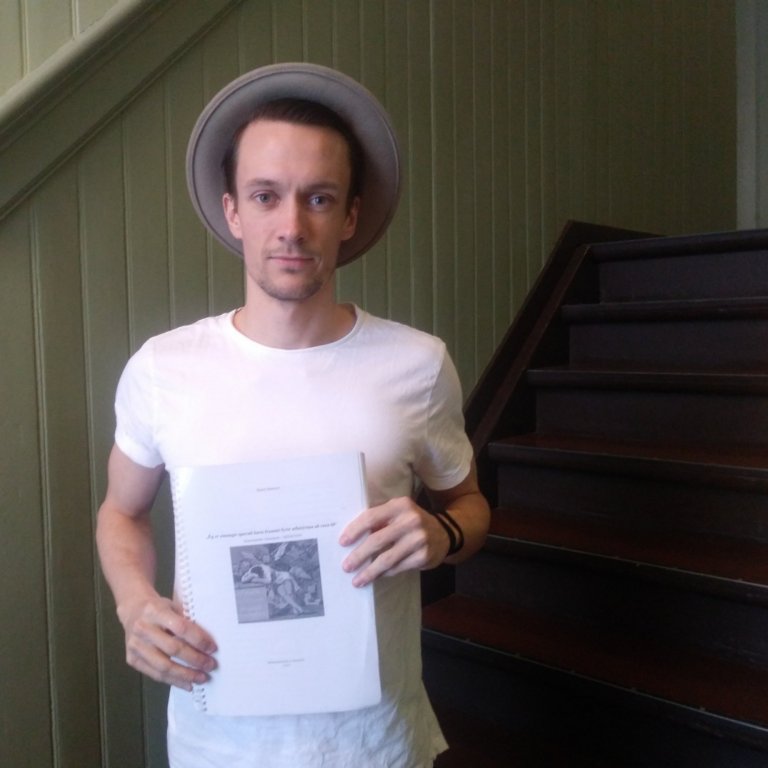 Bjarni Jónasson með nýja kennsluheftið