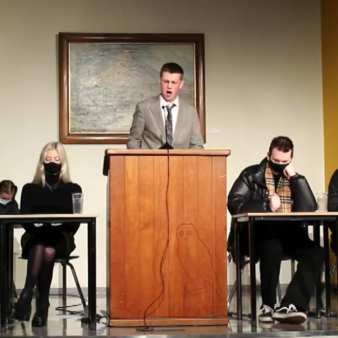 Björn Gunnar í ræðustól þegar MA mætti FG. Skjáskot frá beinni útsendingu.