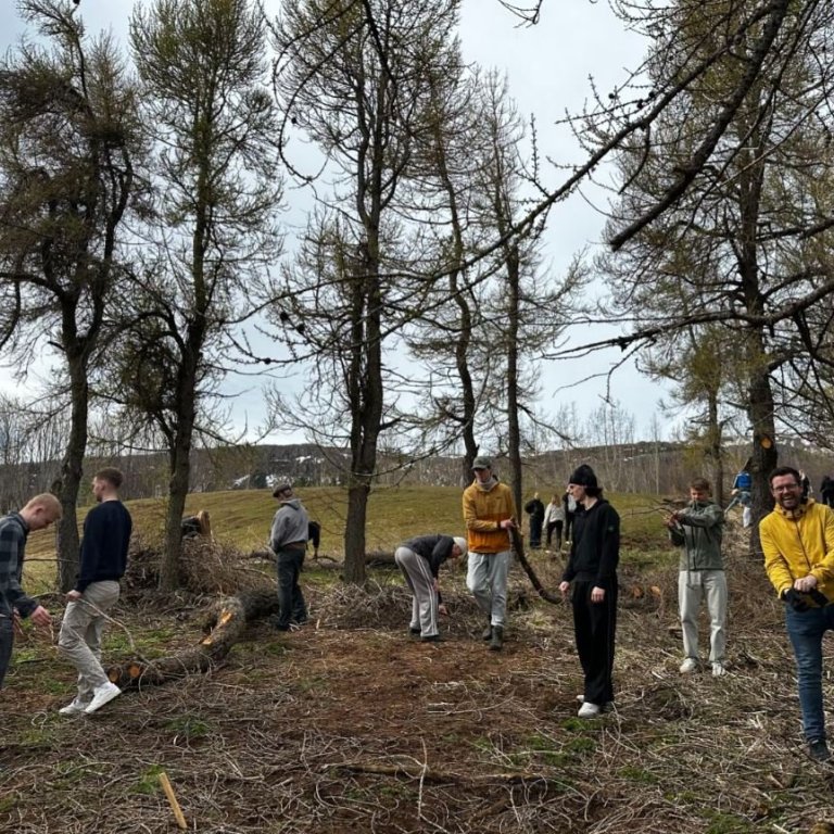 Nemendur og kennarar við vorverk í Kjarnaskógi