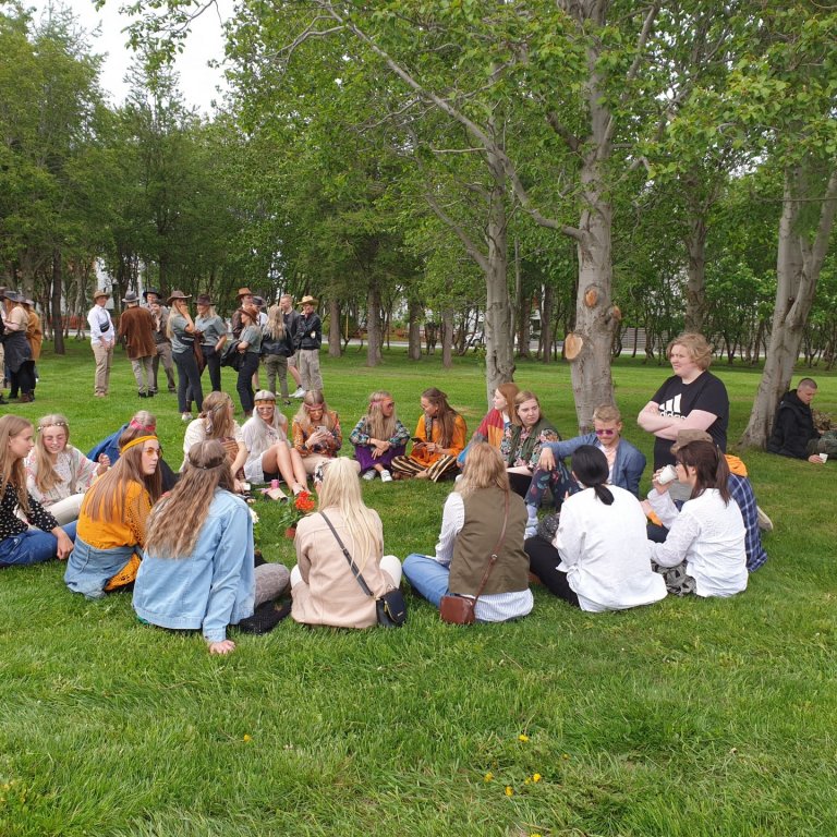 Stúdentsefnin dimittera í Stefánslundi