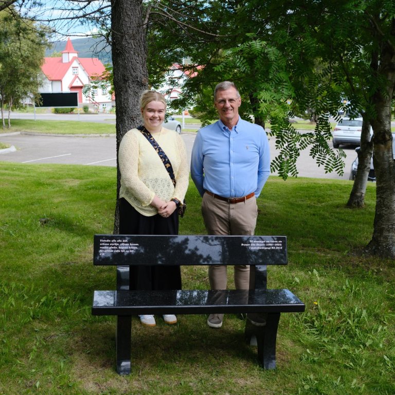 Helga Þórsdóttir, ekkja Brynjars Elís Ákasonar, og Karl Frímansson skólameistari við bekkinn til min&hellip;