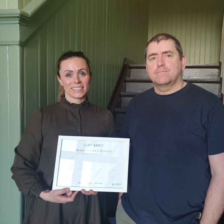 Einar og Tinna með staðfestingu á fyrsta græna skrefinu.