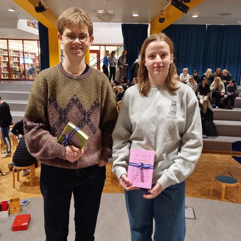 Sigurjón Pétursson og Sigrún María sigurvegarar í smásagnakeppni. Á myndina vantar Helgu Sóleyju sem…