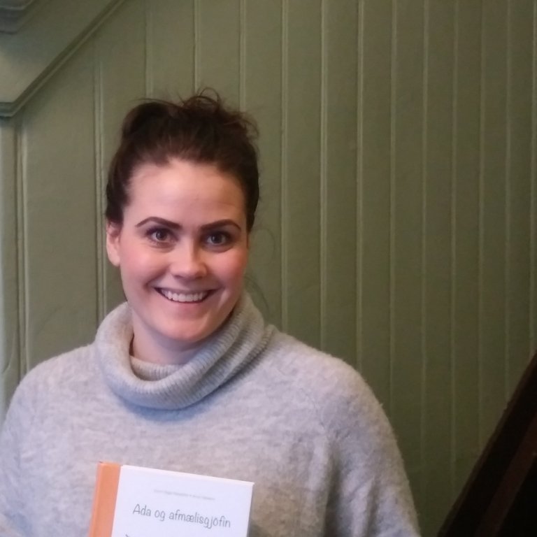 Eyrún Gígja með bókina sína.