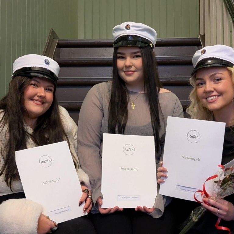 María Sóllilja, Emelía Bergmann og Hildur Sigríður nýstúdentar