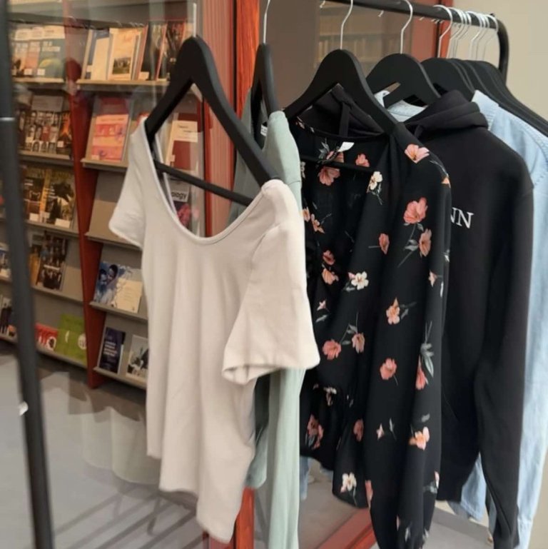 Fatasláin er framan við bókasafnið og öllum er frjálst að bæta á eða taka af