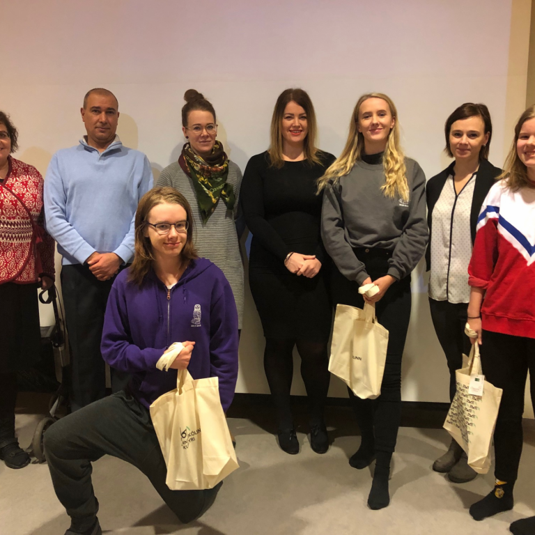 Kennarar í ensku veittu nemendum viðurkenningar fyrir smásögur