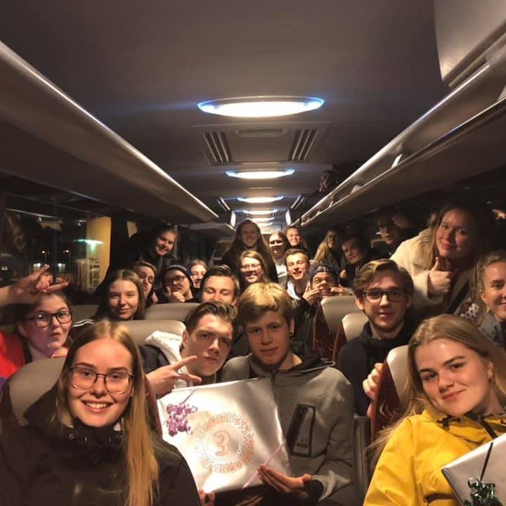 Nemendur í ferðamálafræði í rútu áður en lagt var af stað frá Akureyri. Myndina tók Anna Eyfjörð Eir&hellip;