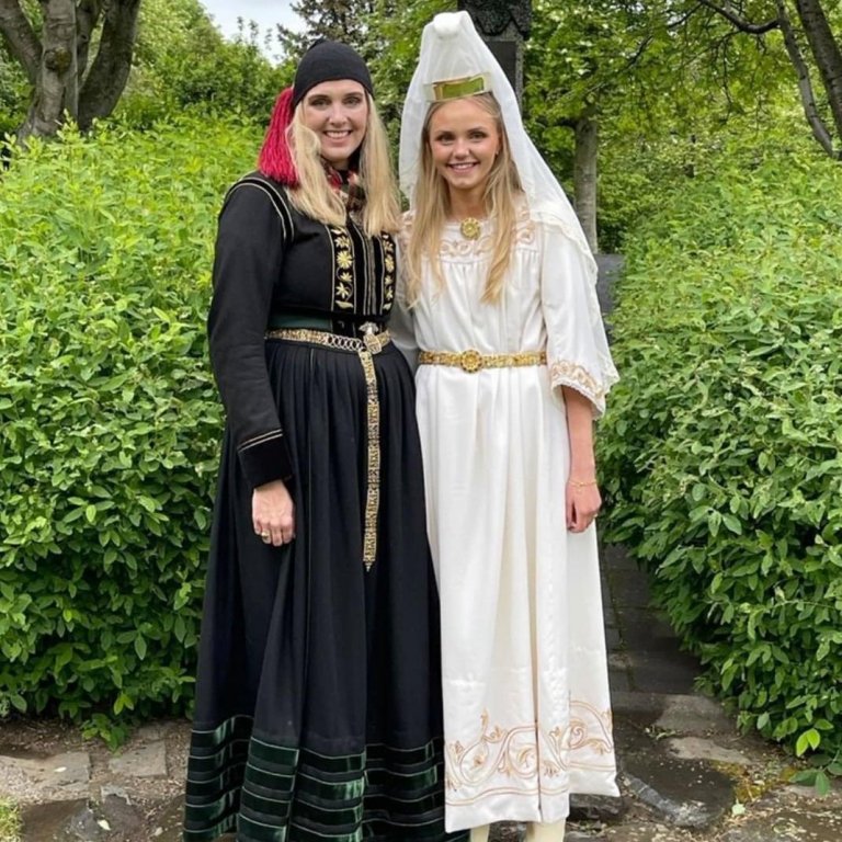 Fjallkonan Hildur Lilja ásamt Ásthildi Sturludóttur bæjarstjóra