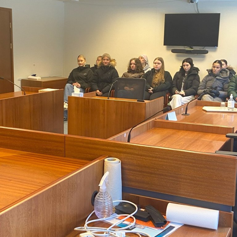 Nemendur í lögfræðivali fylgjast áhugasamir með