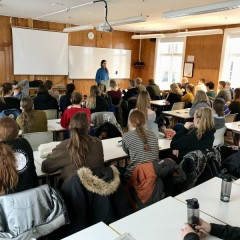 Ása Helga ræðir við nemendur 4TUX