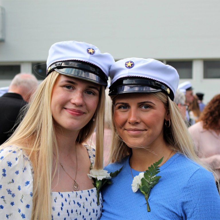 Fjölmargir nýstúdentar fengu verðlaun og viðurkenningar. Á myndinni eru dúx og semidúx skólans, þær …