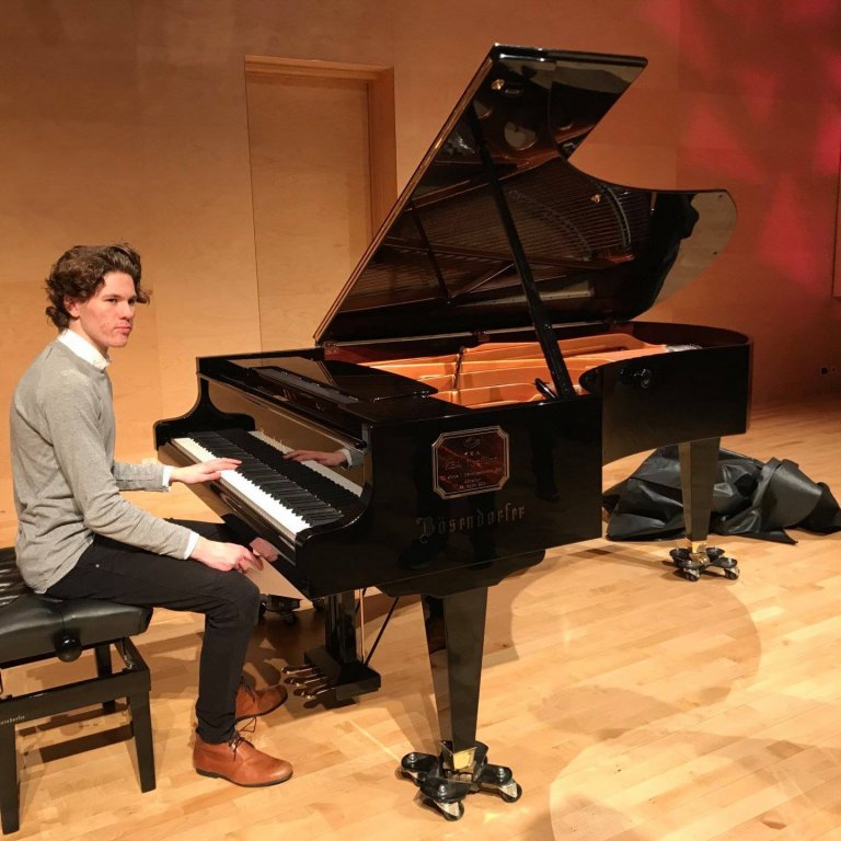 Björn Helgi píanóleikari