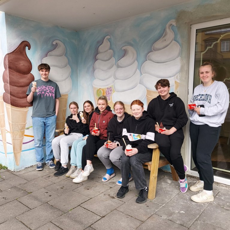 Það er gömul og ný saga að nemendur í MA gangi Menntaveginn á vordögum og gæði sér á ís