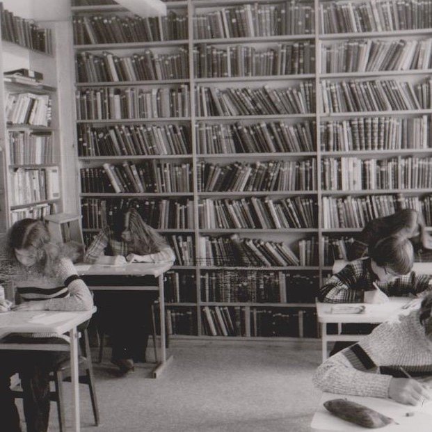 Gamli barnaskólinn þar sem Lestrarfélagið var einnig til húsa