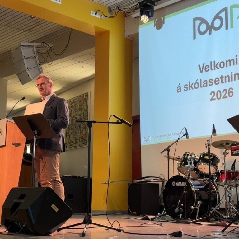 Karl Frímannsson skólameistari setur skólann