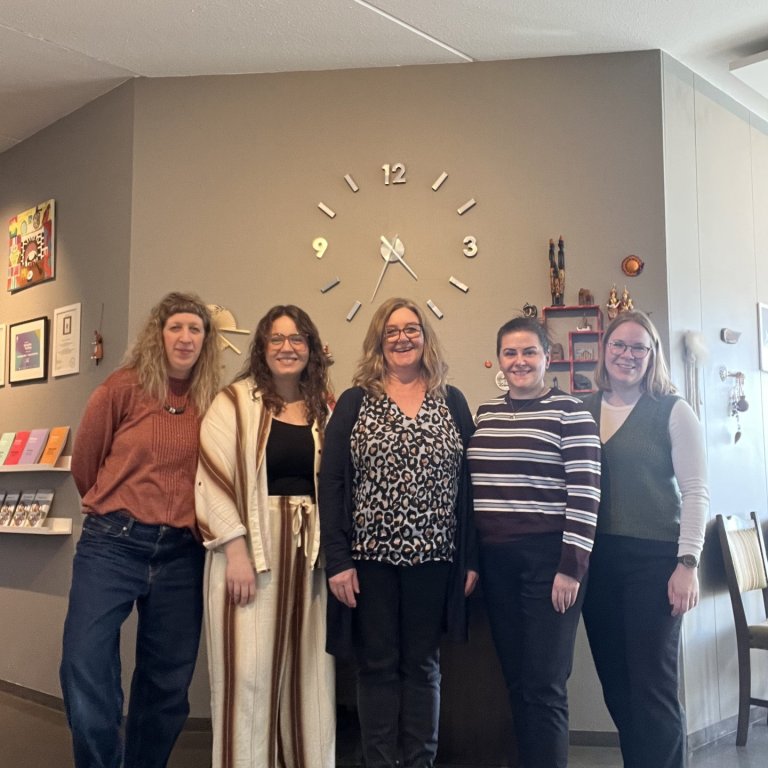 Kennarar á íslenskubrú ásamt Gígju Svavarsdóttur í Dósaverksmiðjunni