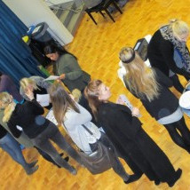 Húfur mátaðar í KVos