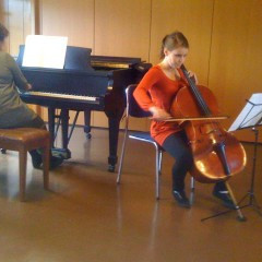 Marta leikur á seló á Gamla Sal