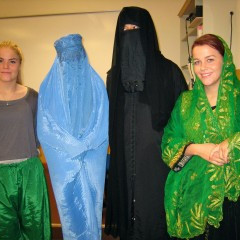 Nemendur í afghönskum klæðum