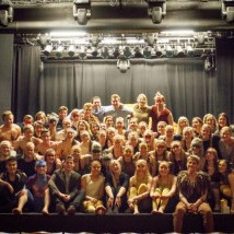 Allur leikhópurinn í lok frumsýningar