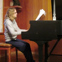 Sunna Björnsdóttir spilar á píanó