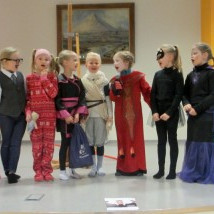 Stúlkurnar úr Naustaskóla sungu fyrir MA