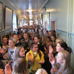 Nemendur syngja á Langa gangi