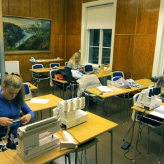 Við saumavélarnar í G12