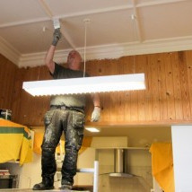 Snorri Guðvarðarson málar á Kennarastofu MA