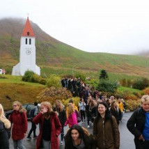 Á leið frá kirkju