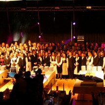 Glæsibúnir fjórðubekkingar syngja skólasönginn