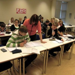 Nemendur í 4X bjóða neðri bekkingum aðstoð í stæðrfræði