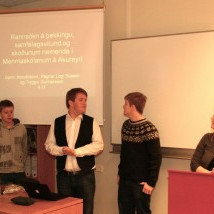 Drjúgur þáttur í námi í 4. bekk á félagsfræðibraut er rannsókn á viðhorfum nemenda, könnun og úrvinn…