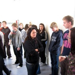 Giljaskólanemar á leið úr Gamla skóla með Lenu Rut