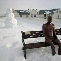 Tilvera og splunkunýr snjókarl gerður 23. október 2008