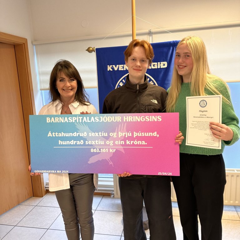 Tómas Óli Ingvarsson og Sjöfn Hulda Jónsdóttir afhenda Önnu Björk Eðvarsdóttur, formanni Hringsins, …