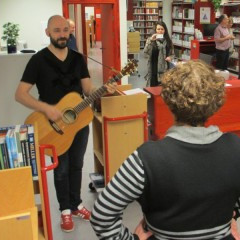 Magni syngur fyrir Ragnheiði á Bókasafninu