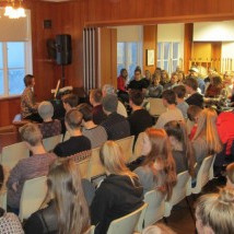 Alexander leikur á píanó á Gamla Sal