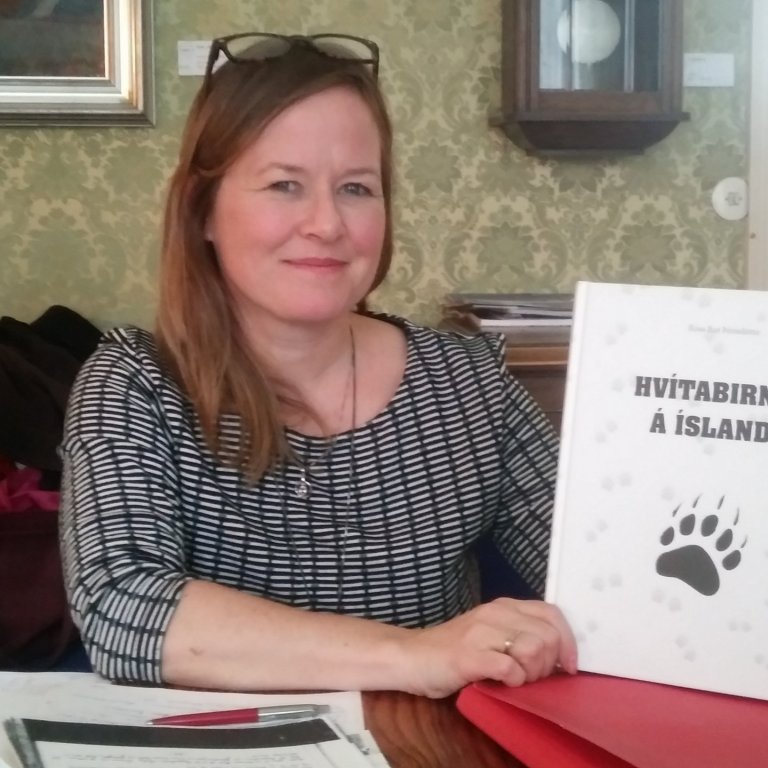 Rósa með bókina sína.