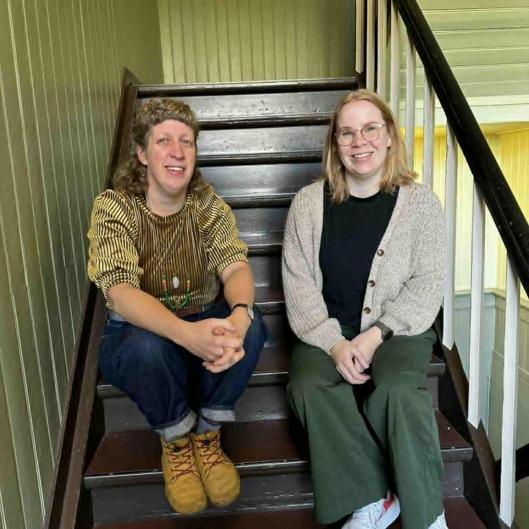 Jóhanna Björk, verkefnastjóri íslenskubrúar, og Herdís, kennari.