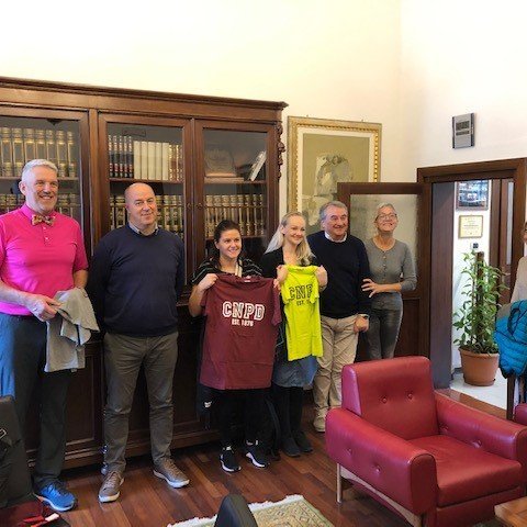 Skipst á gjöfum, frá vinstri: Jón Már Héðinsson skólameistari, Luca Gervasutti skólameistari, Anna E&hellip;