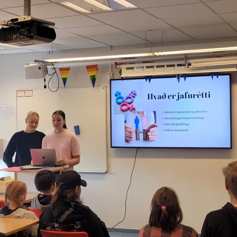 Freydís og María með erindi í Oddeyrarskóla.