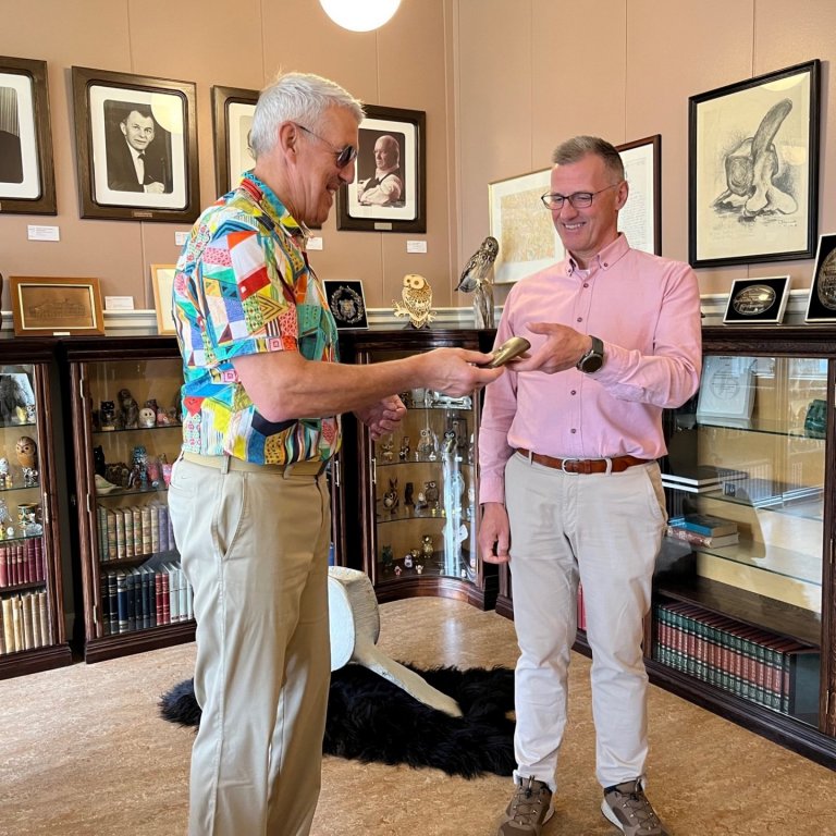 Karl Frímannsson tekur við lyklunum að MA úr hendi fráfarandi skólameistara, Jóns Más Héðinssonar