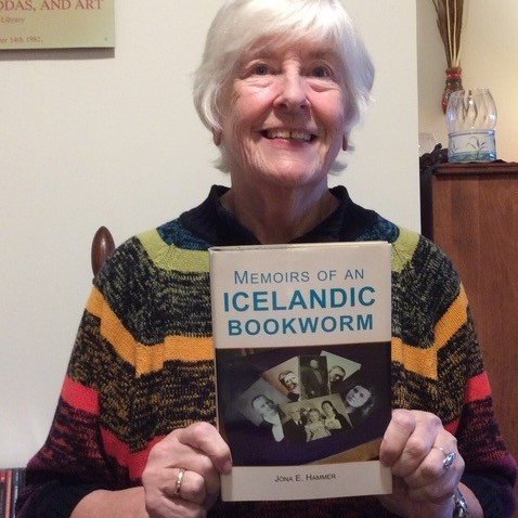 Jóna Hammer með bókina sem hún skrifaði um uppvaxtarár sín á Akureyri.