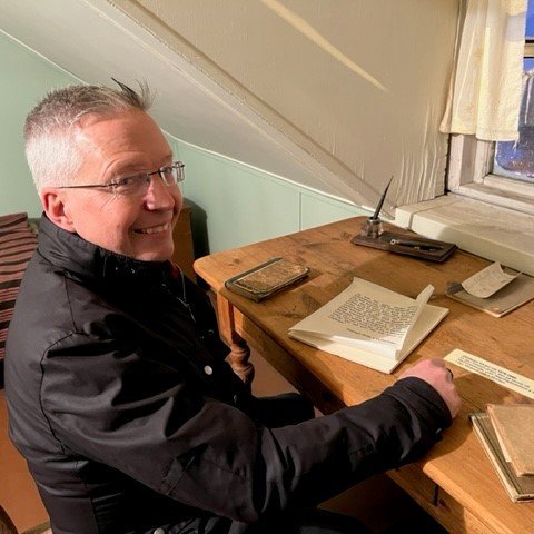 Jonas Bergquist læknir á fyrrum heimavistarherbergi á Suðurlofti Gamla skóla. Mynd: Friðbjörn Sigurð…