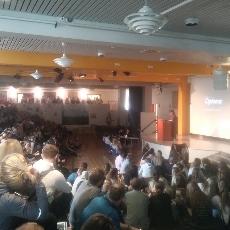 Nemendur hlusta á ræður frambjóðenda