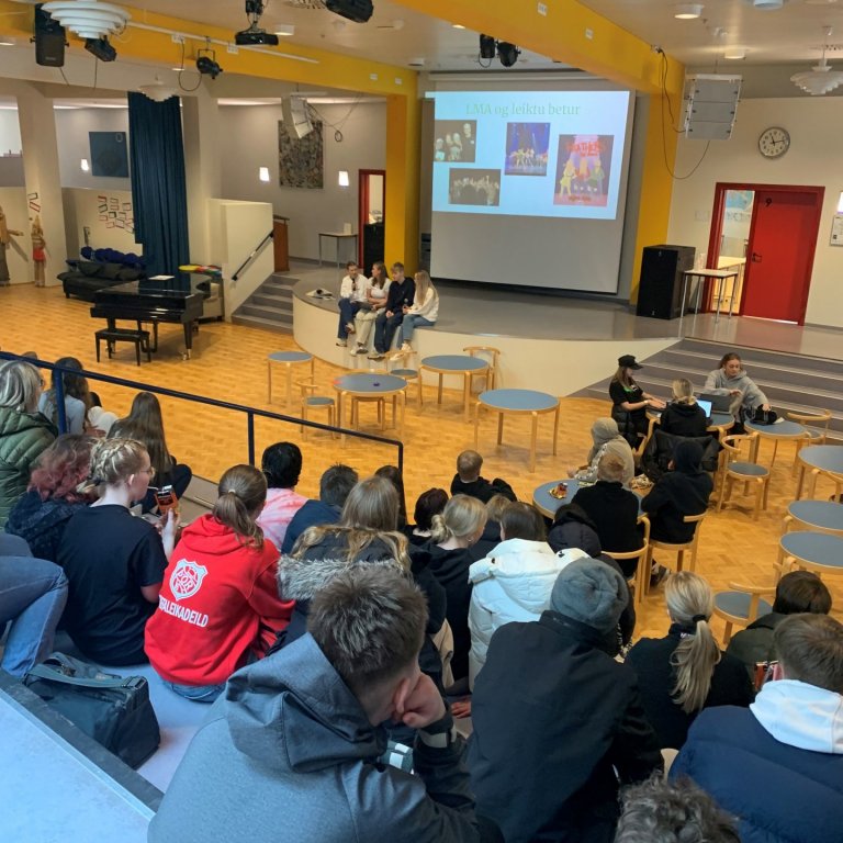 Stjórn skólafélagsins kynnir félagslífið fyrir grunnskólanemendum