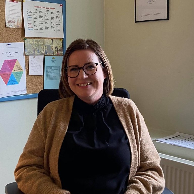 Lena Rut tekur vel á móti nemendum á skrifstofunni sinni