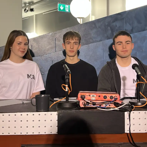 Lið MA sem atti kappi við FB. Frá vinstri: Elva Rut Birkisdóttir, Mikael Gísli Finnsson og Tómas Kri&hellip;